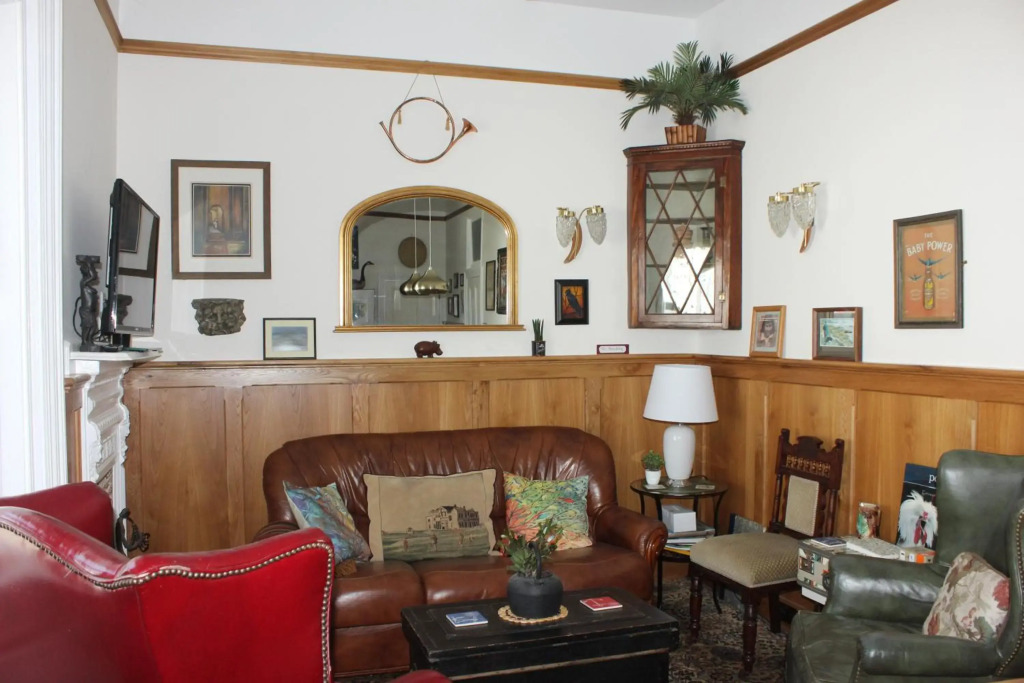 Johnston House: Historic Village Retreat