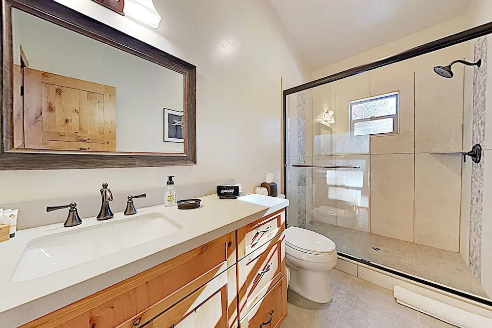 Lavish New-build: Private Hot Tub & 2 Living Areas 4 Bedroom Home