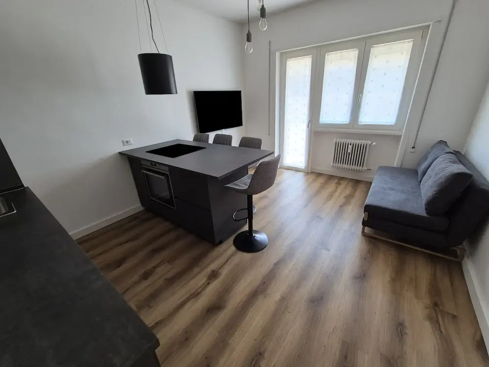 Casa Dolce Casa - Dual Modern Apartment, 1 min from Metro, up to 9 Guest
