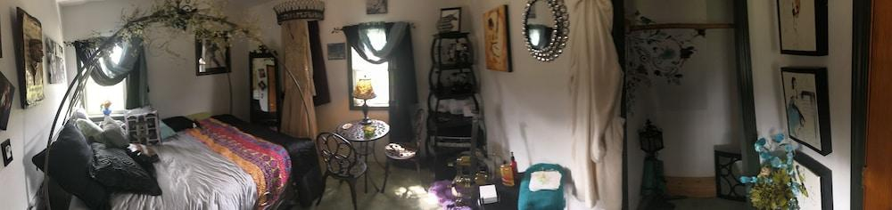Laid Back Manor