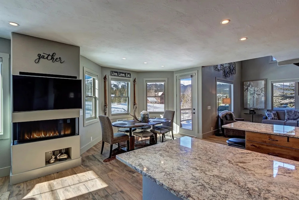 Creekside Escape 4 Bedroom Home by RedAwning