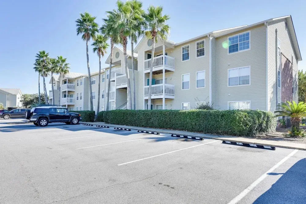 Winter Getaway: Destin Condo by Golf & Dining