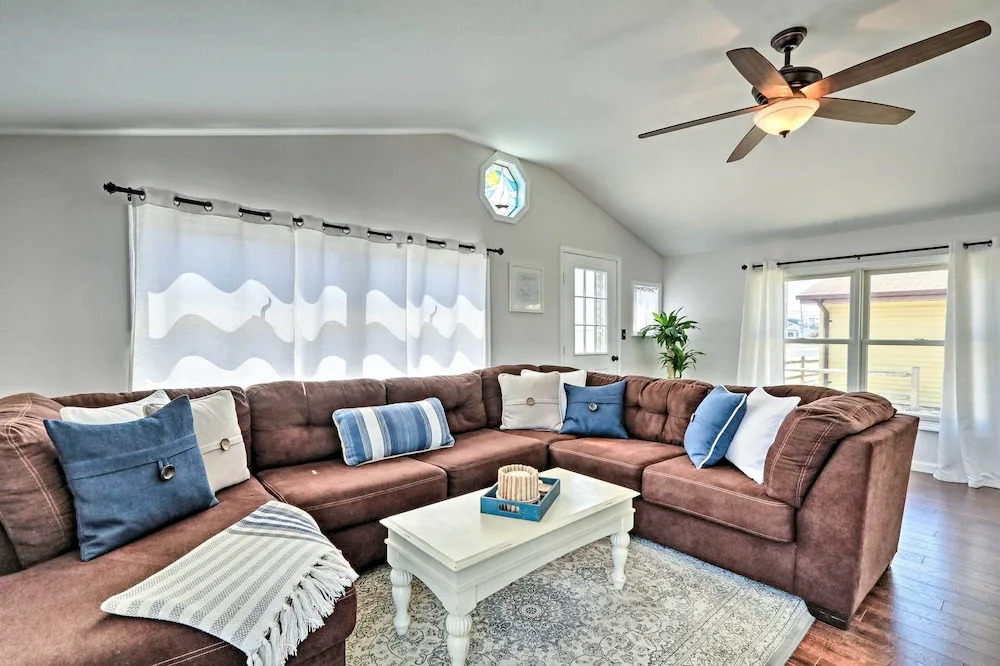 Beachy Lavallette Cottage w/ Outdoor Shower, Patio