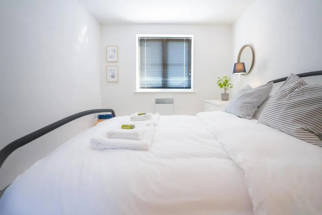 Rowsby Court - Stylish Apartment with Private Parking
