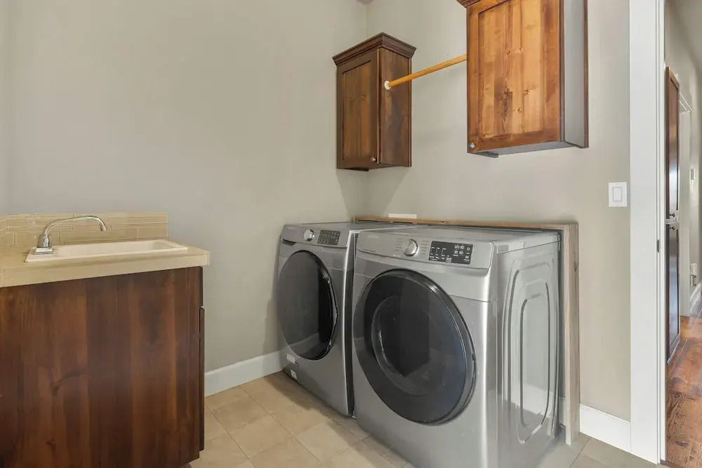 Hot-tub, Pet-friendly, 30 min to Mt Bachelor!