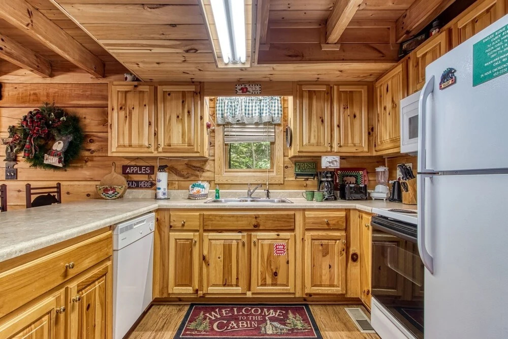 ER245 - Almost Heaven Great Location - Close To Town! 3 Bedroom Cabin by RedAwning