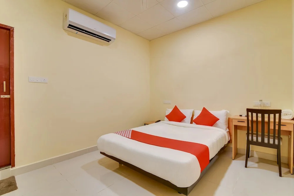 Oyo Flagship 39748 Om Sakthi Complex Pethuchettypet