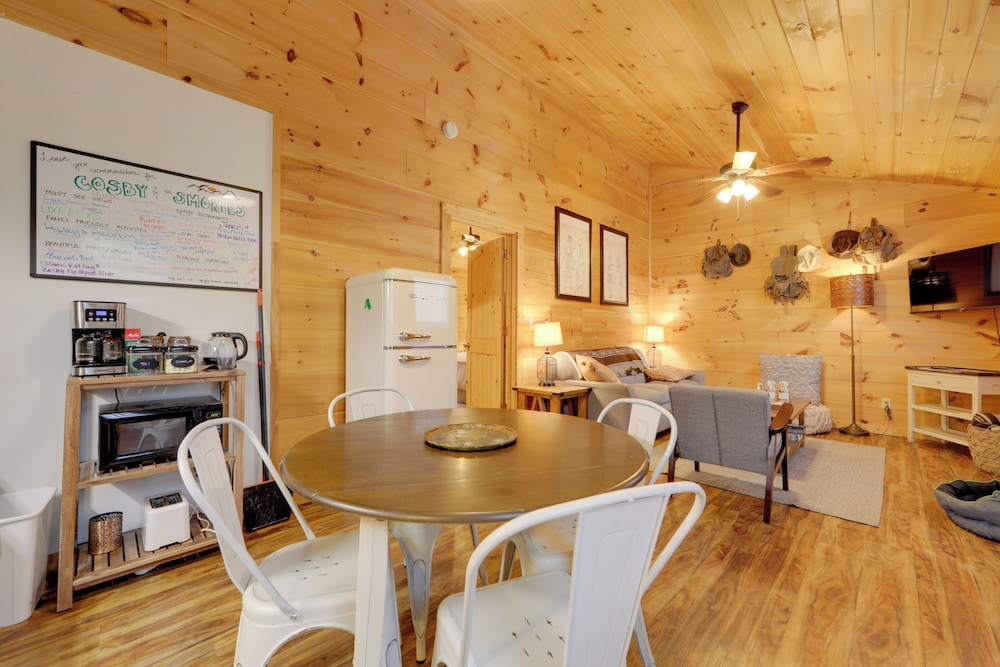Cozy Cosby Couples Retreat: Fire Pit, Soaking Tub