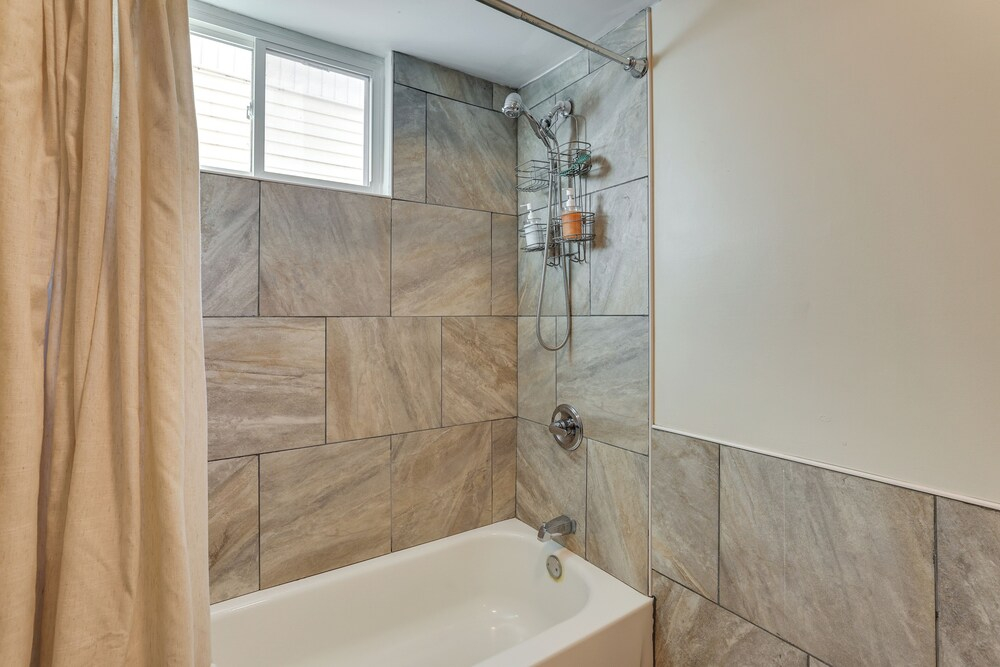 Pet Friendly! 3-story Home Near Lincoln Financial