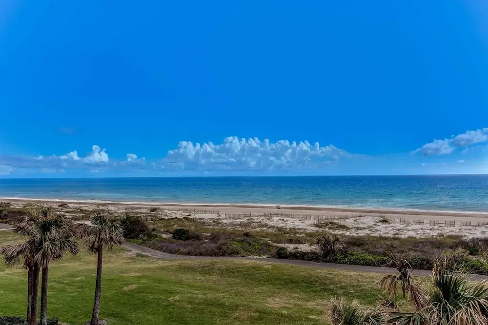 Bright & Airy Oceanfront Condo With Pool, Huge Balcony, Washer/dryer & AC