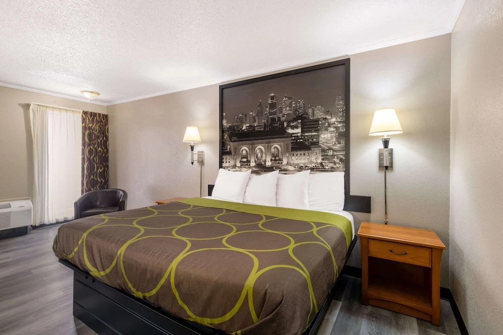 Super 8 by Wyndham Kansas City Airport North