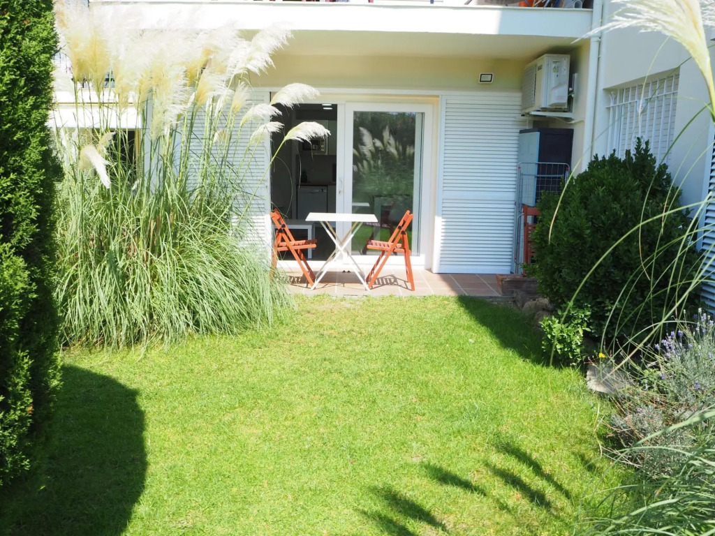 Apartament amb piscina i parquing.Baixos amb jardí