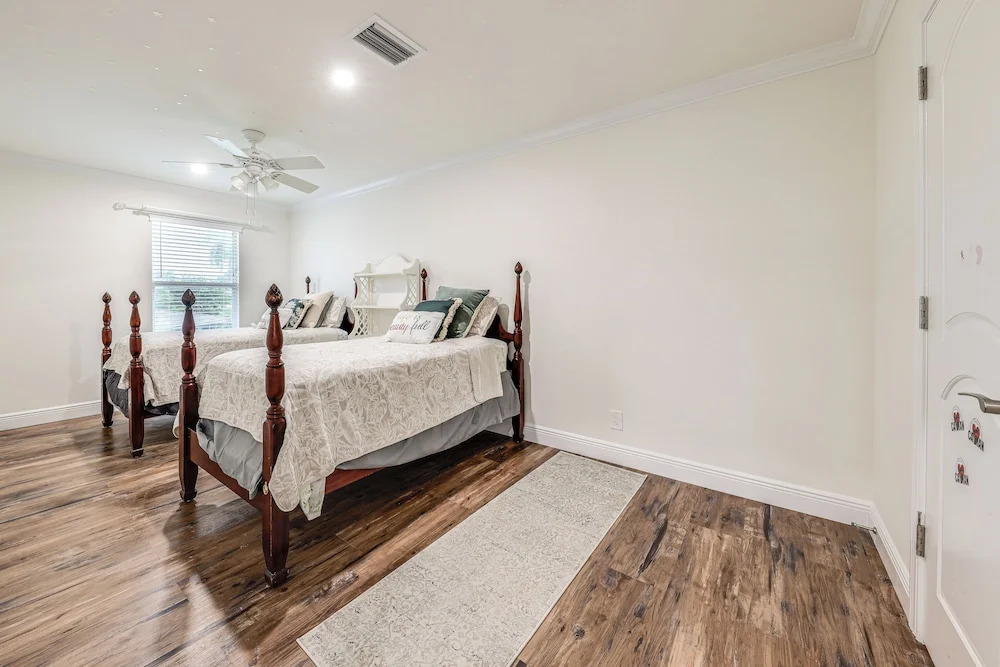 Pool & Home Theater: Lighthouse Point Home!