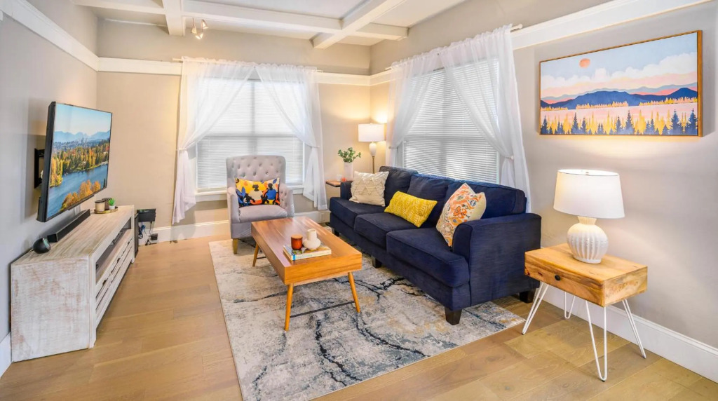 U-District elegant home with 4 FREE parking space, Good for family, EV or RV traveller