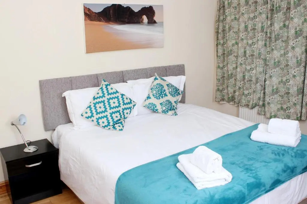 3 Bedroom House For Contractors By Beds Away Short Lets & Serviced Accommodation Oxford With Free Parking for 2 Cars