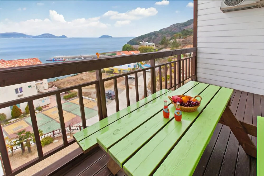 Geoje Eouleum Pension