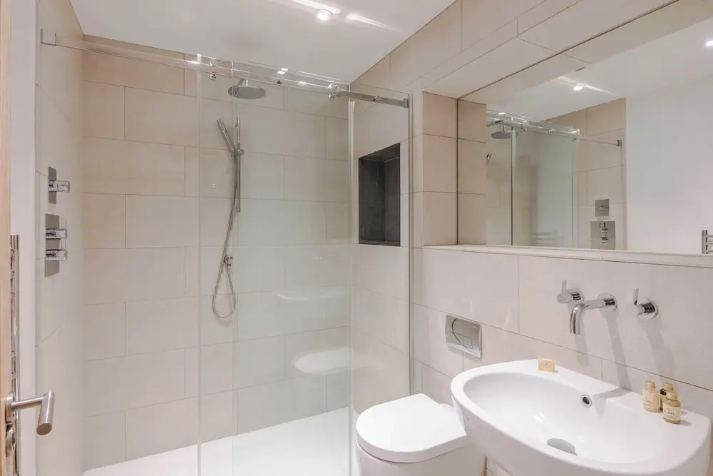 The Eyre Suite Two - Farringdon - by Frankie