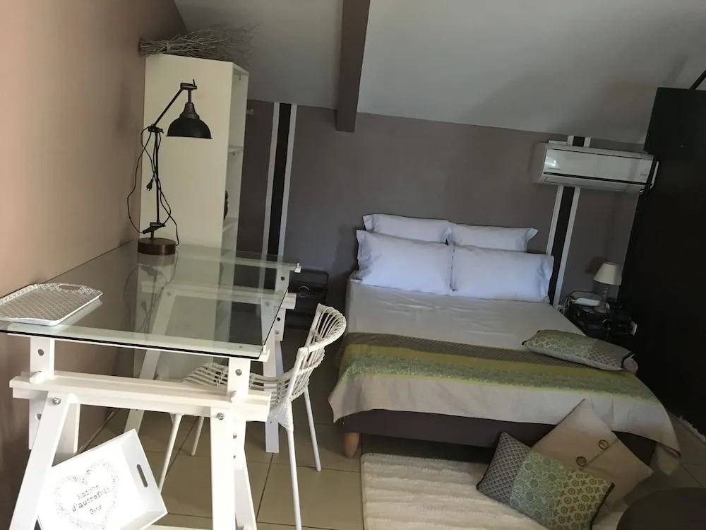 House With 5 Bedrooms in Etang Salé, With Wonderful Mountain View, Enc