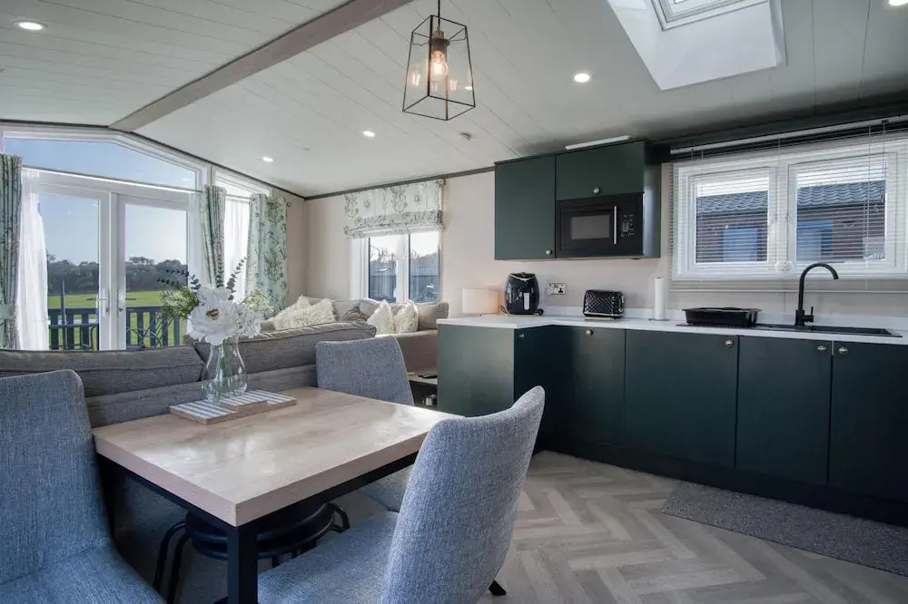 Bumblebee - 2 Bedroom Lodge - Manorbier