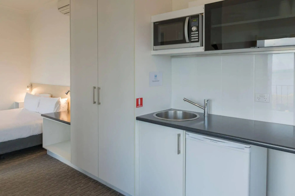 Bay 10 - Suites and Apartments