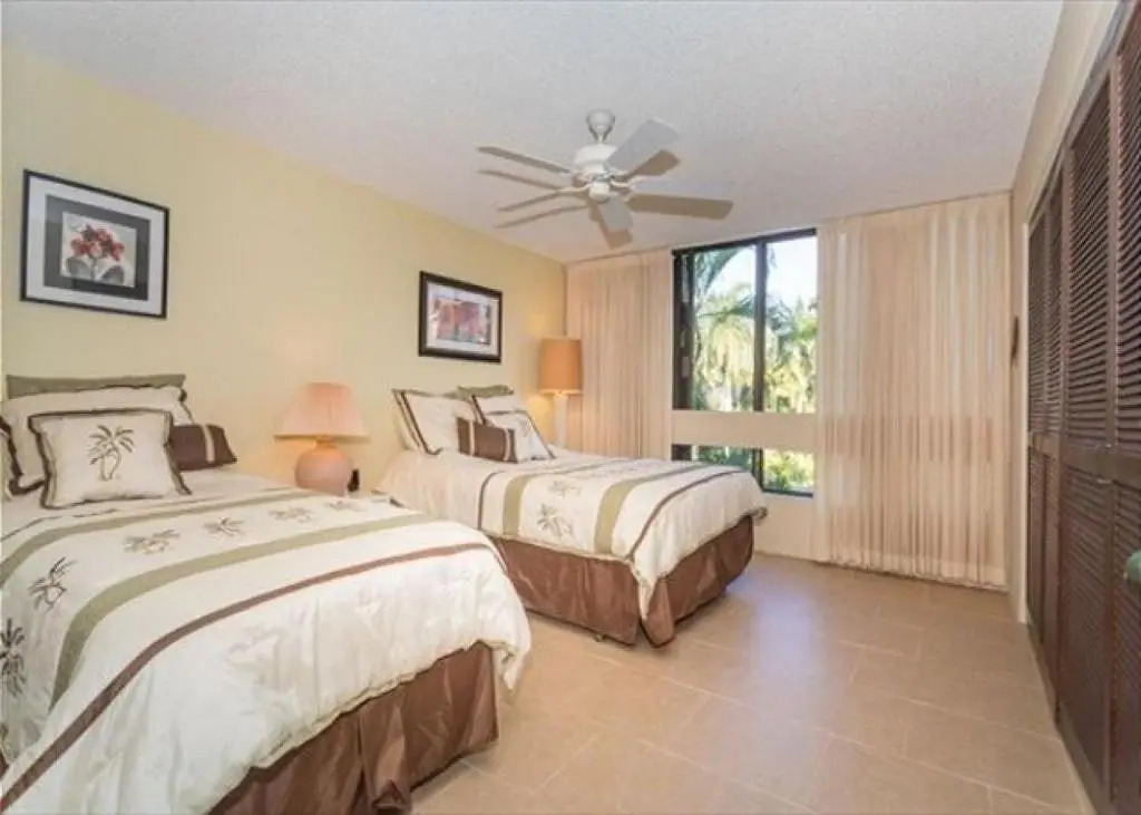 Surf & Racquet Club Lovely open and airy 2bd/2bth 2nd floor unit.