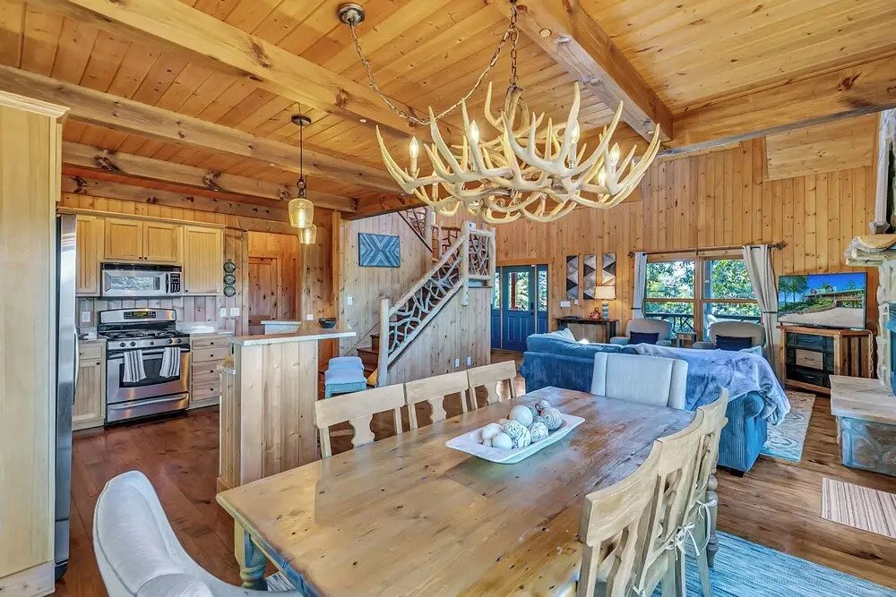 4 Mi to Sapphire Ski! Mtn-view Cabin w/ Deck