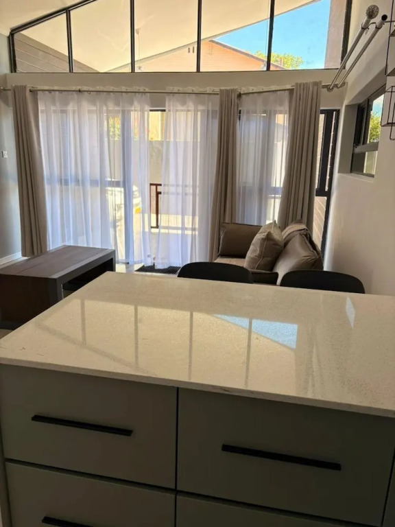 One Bedroom Modern Apartment in Fomona - 2386