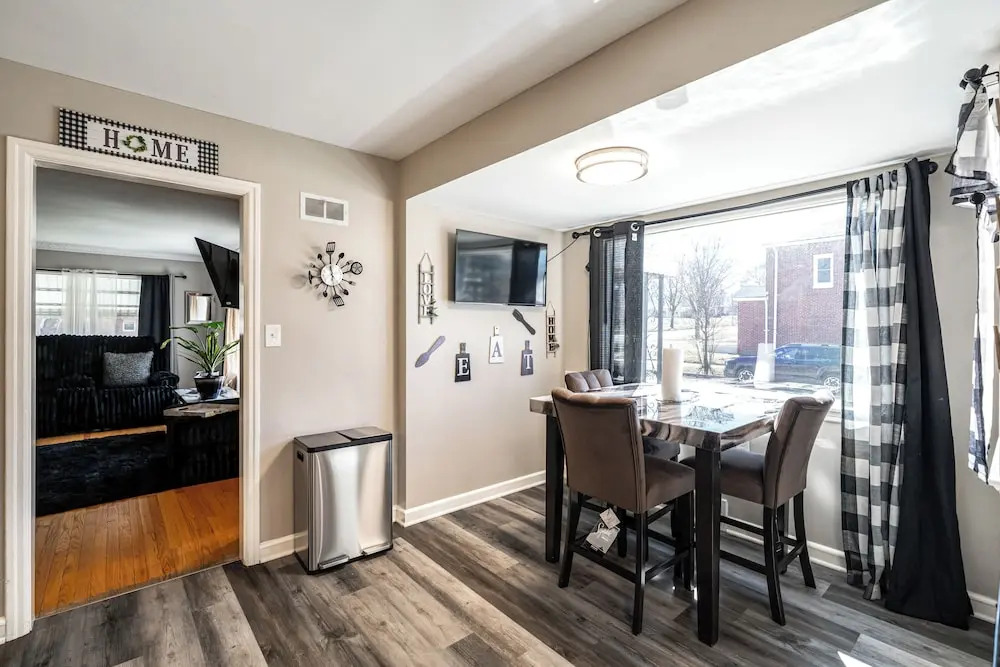 7 Mi to Lake Michigan: Milwaukee Vacation Rental