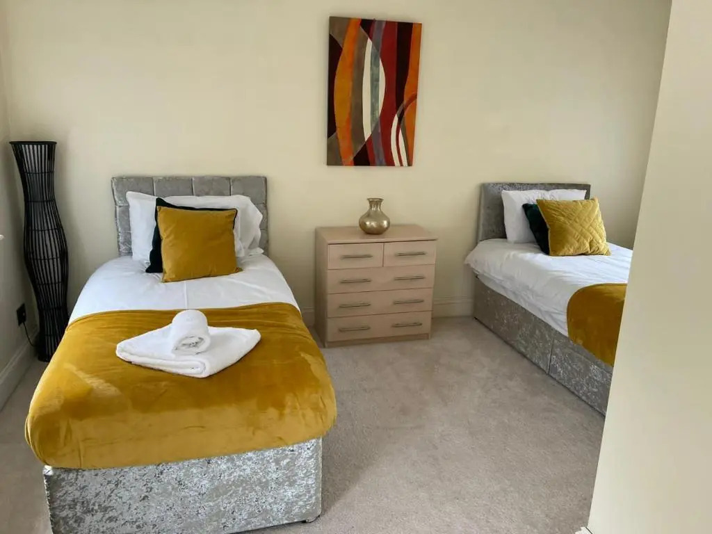 3-bed Semi-detached House, Wifi, Parking, Outdoor Space