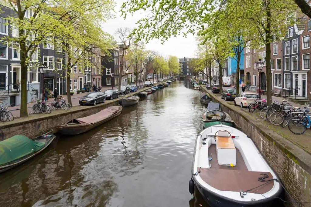 JoyJoyJoy the Black Beauty ecolicious studio in a canal house with French balcony with view on the canals