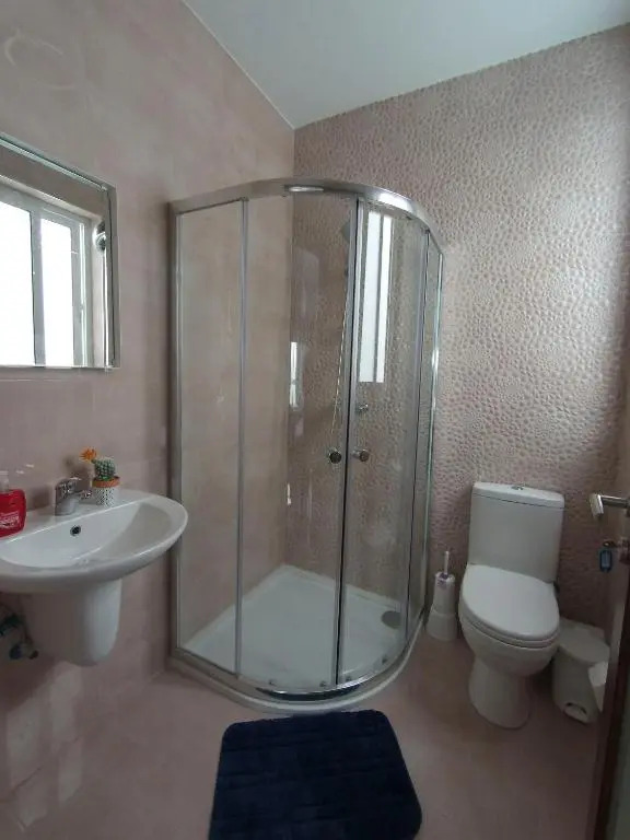 F10-3 Room 2 single beds shared bathroom in shared Flat