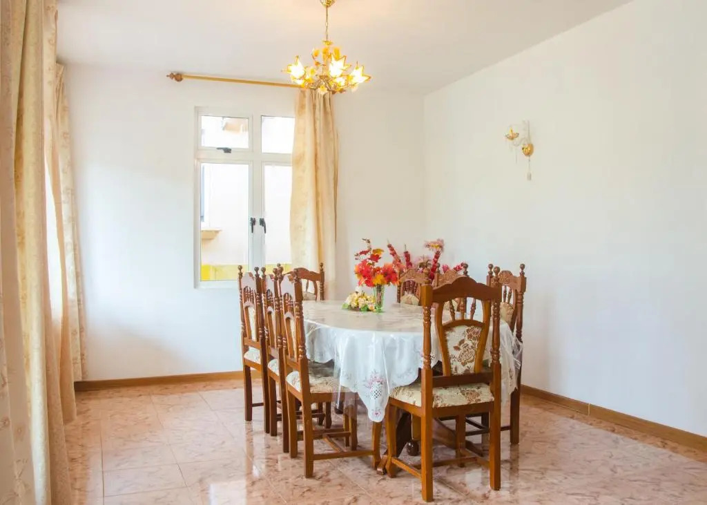 La Caverna House