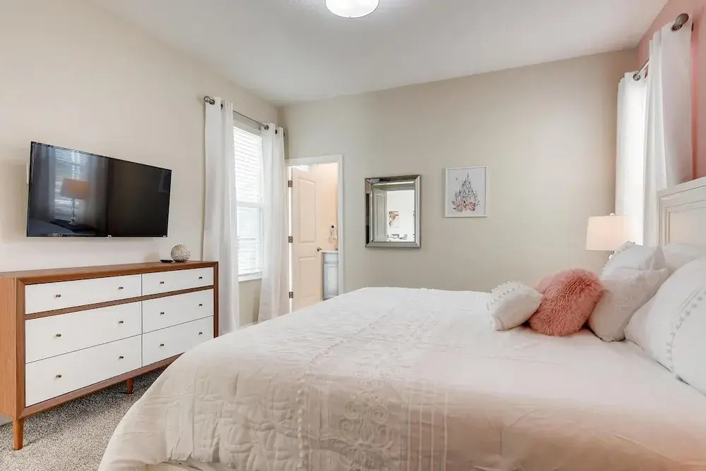 8992 CC - Exquisite 5 Bed Single Family