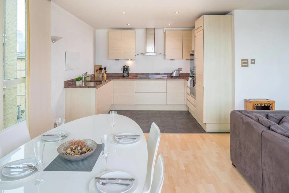 Light Modern Flat With Balcony Over River Thames!