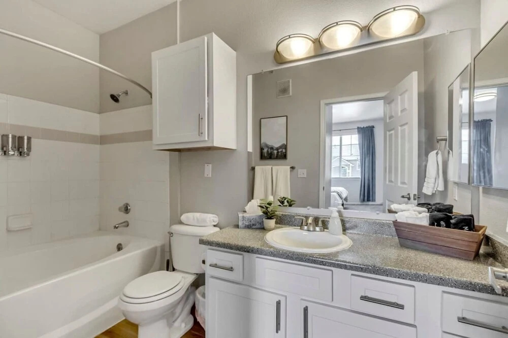 Quiet Apt - Close to Davis Conference - King Bed