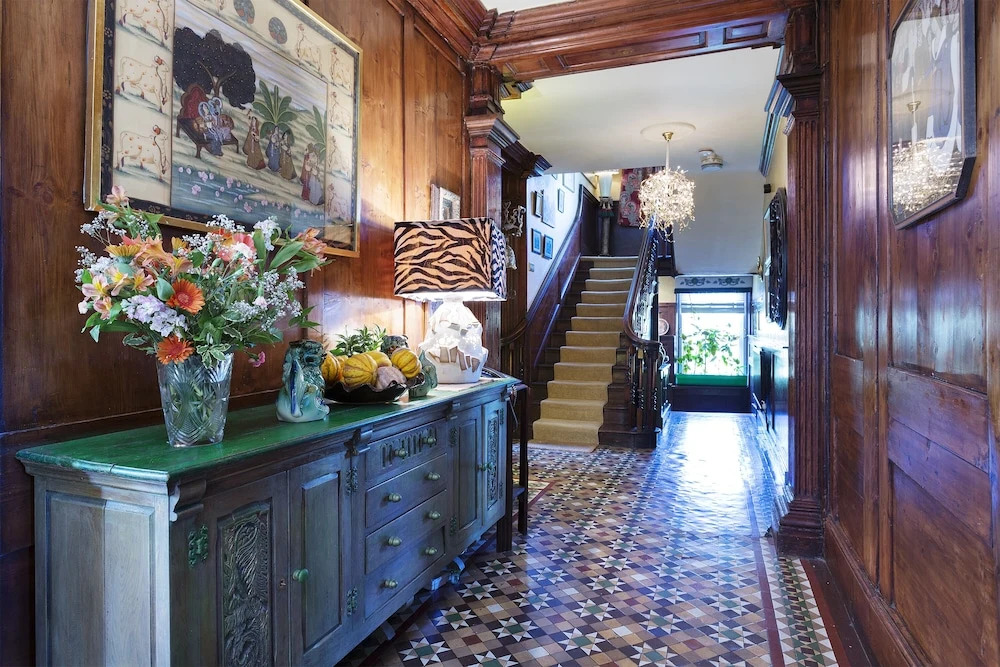 Veeve - Heritage House