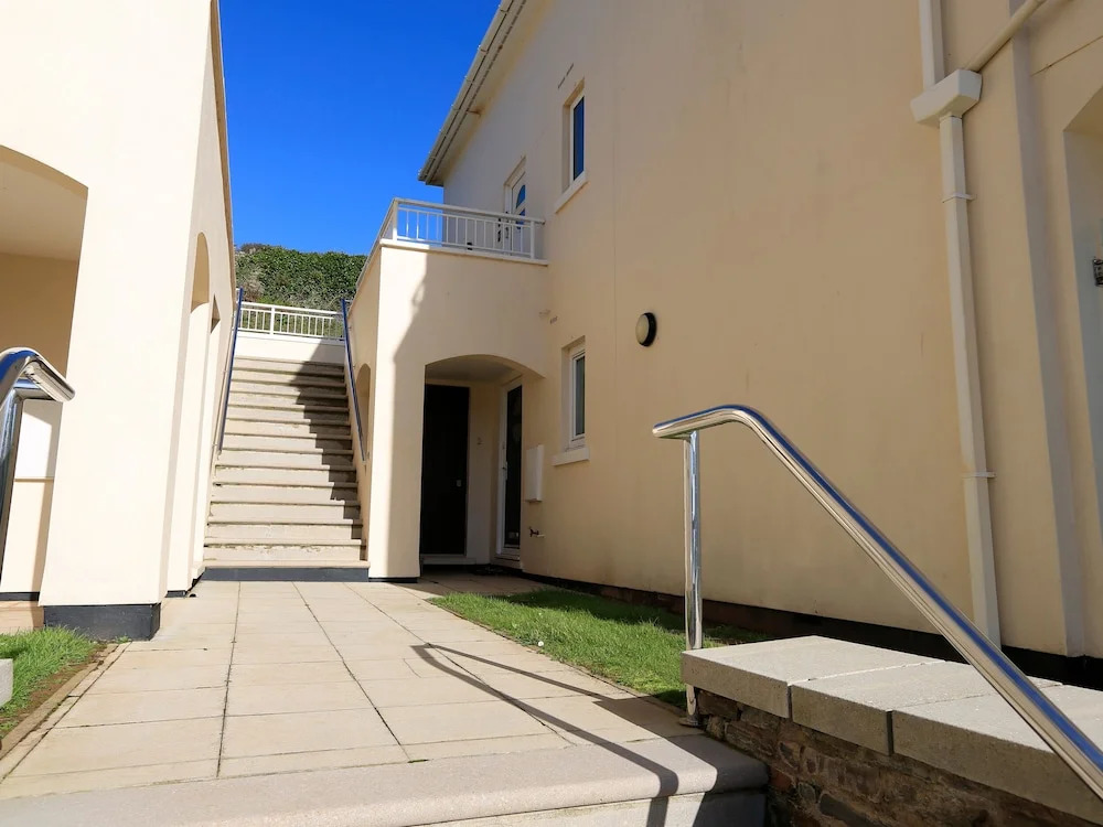 6 Chichester Court