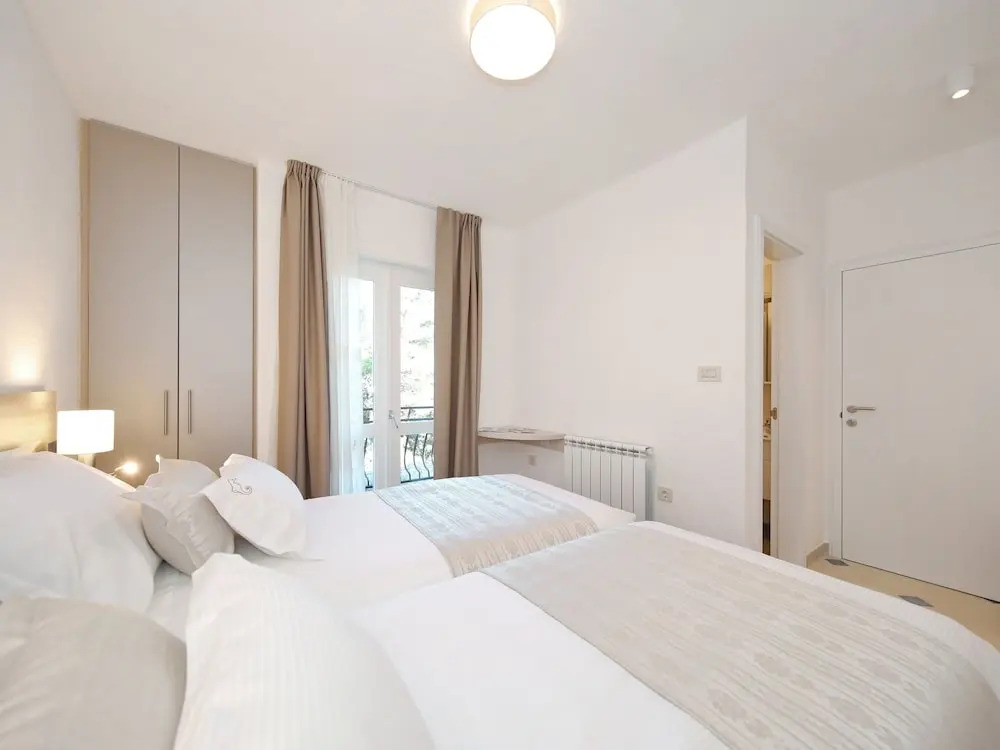 Charming Apartment Directly on the Sea, Whirlpool and Sauna, Beautiful Garden