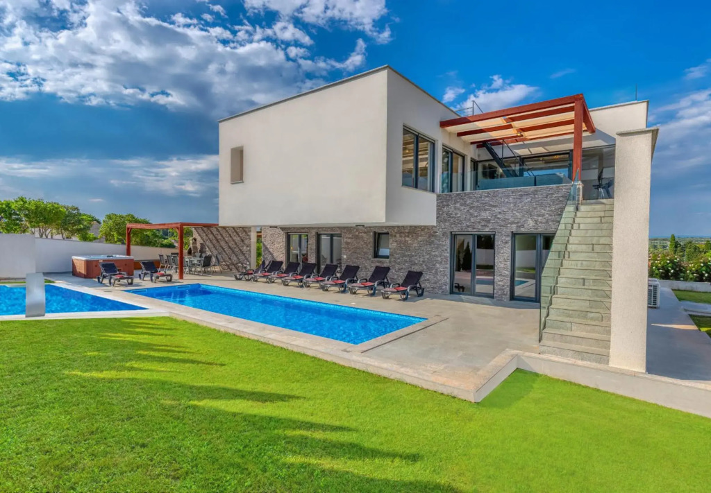 Leon's Holiday Homes Villa 3