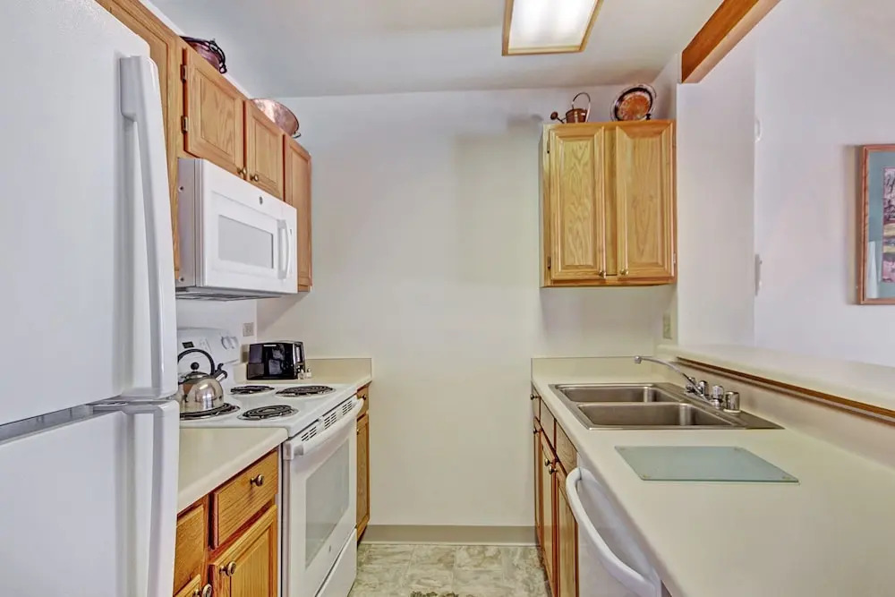 Ideal Locale Steps To Mountain & Main St- 1br+loft, Sleeps 6 1 Bedroom Condo by RedAwning