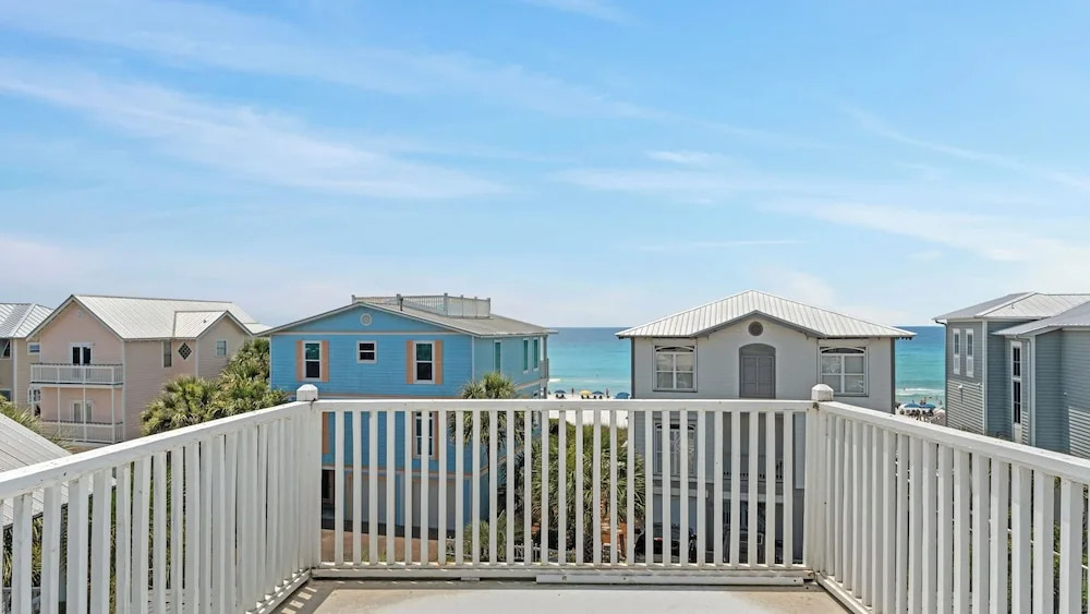 Holiday House by Avantstay Oceanview, Steps to Beach