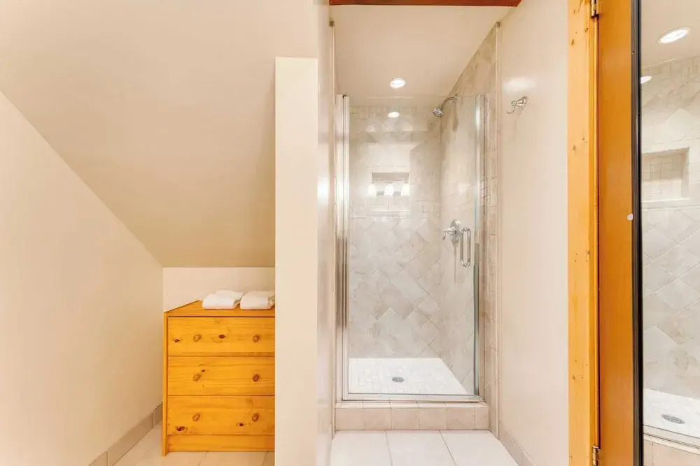 Lake + Beach Access, Pool, Tennis Walk to Chambers Tahoe Timber by Avantstay