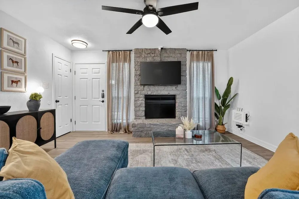 Modern 3br Townhouse Near Brushy Creek 3 Bedroom Duplex