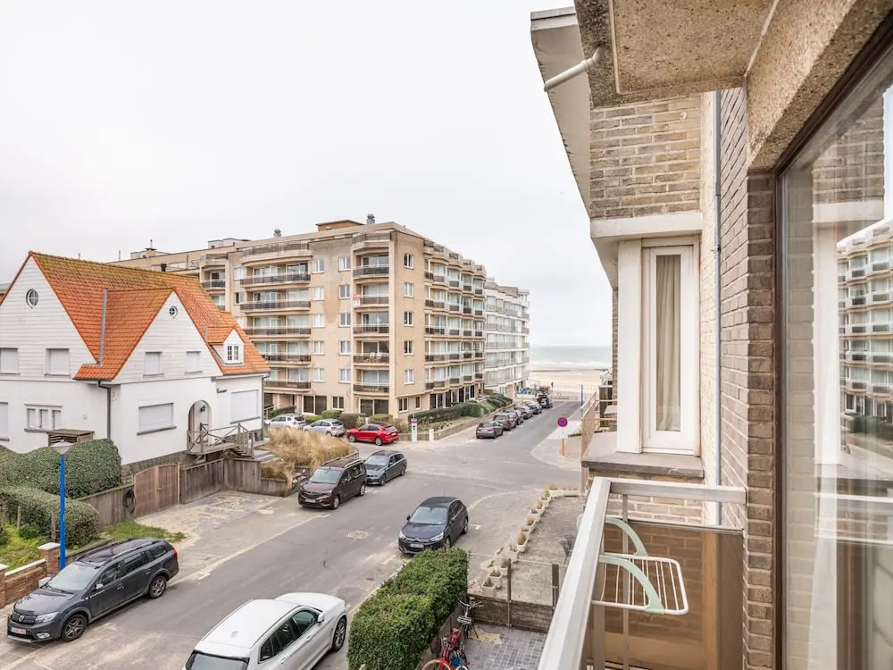 Sunny Flat in Maeterlinck Residence Near Seaside