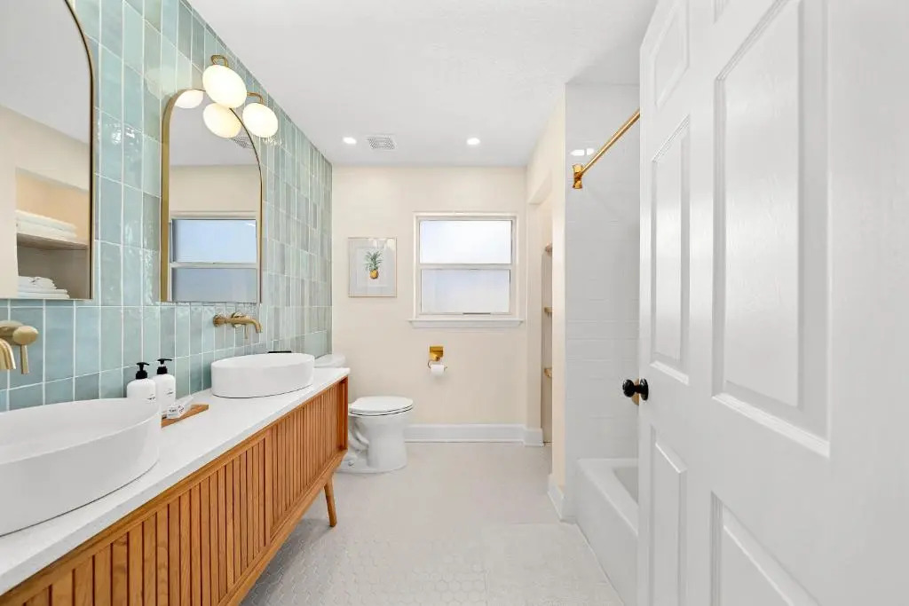 Luxury Villa, 2 Blocks from the Beach, Hot Tub