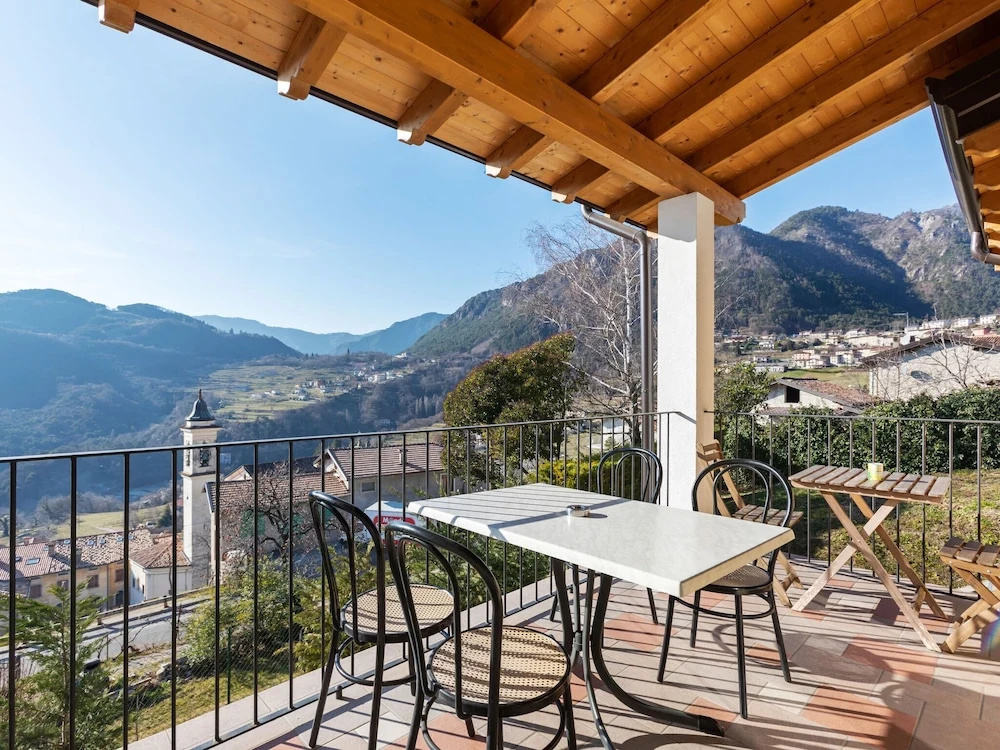 Hill-view Holiday Home in Tremosine With Swimming Pool