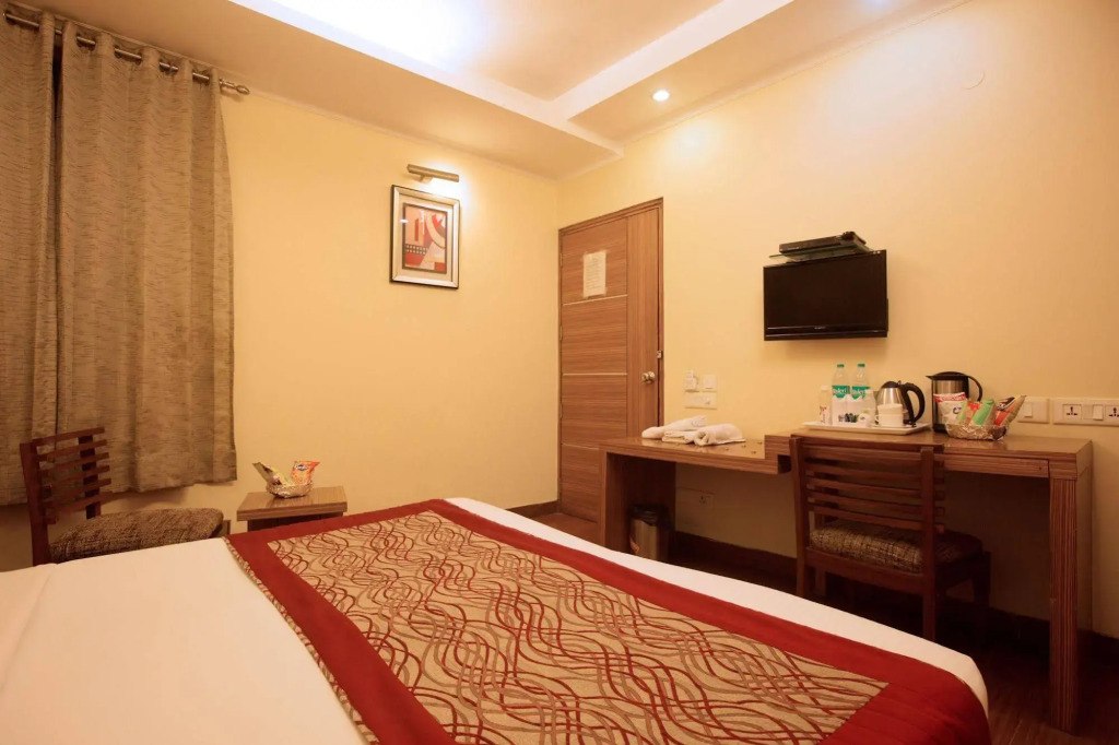 Hotel The Pearl Near BLK Hospital