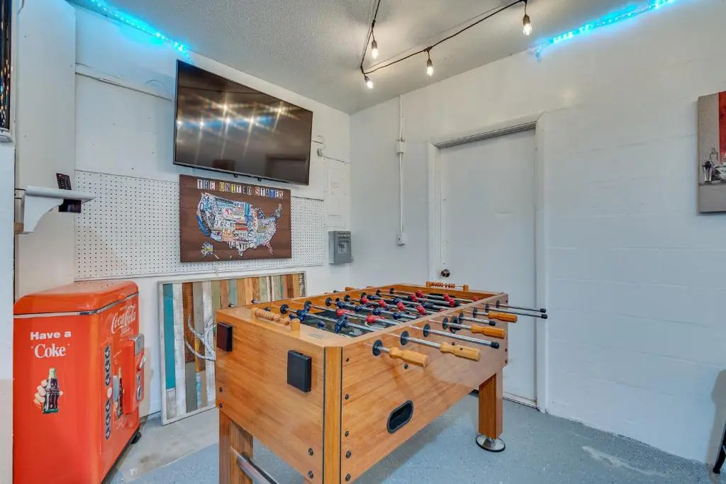 Beautiful home- Private getaway-Heated Pool/Hottub
