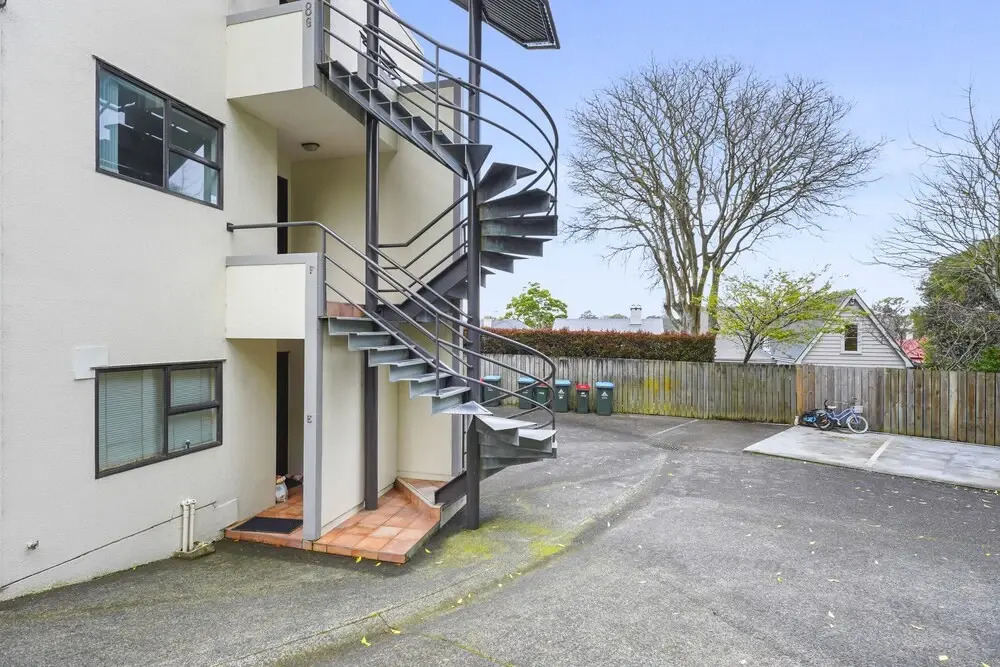 Stylish Central 2BR Apt nr Hospital