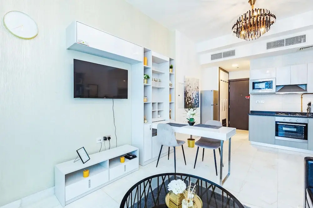 Waves - Chic Studio With Balcony Overlooking City Views